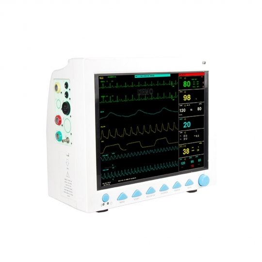 Monitor ospedaliero che mostra i segni vitali pressione sanguigna frequenza cardiaca ossimetria